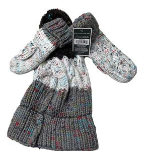 West loop hat and glove set
Approximately 4-8 years old